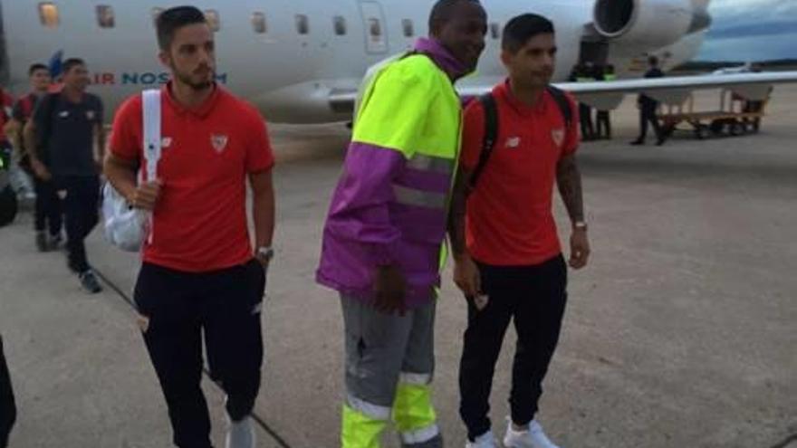 El rival Jugadors i cos tècnic del Sevilla van aterrar ahir a la tarda a l&#039;aeroport de Girona