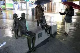 La escultura “A Familia”, de Buciños, regresa al cruce entre Vía Norte y Urzáiz