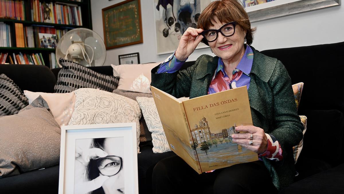Fina Casalderrey, en su casa, rodeada de libros