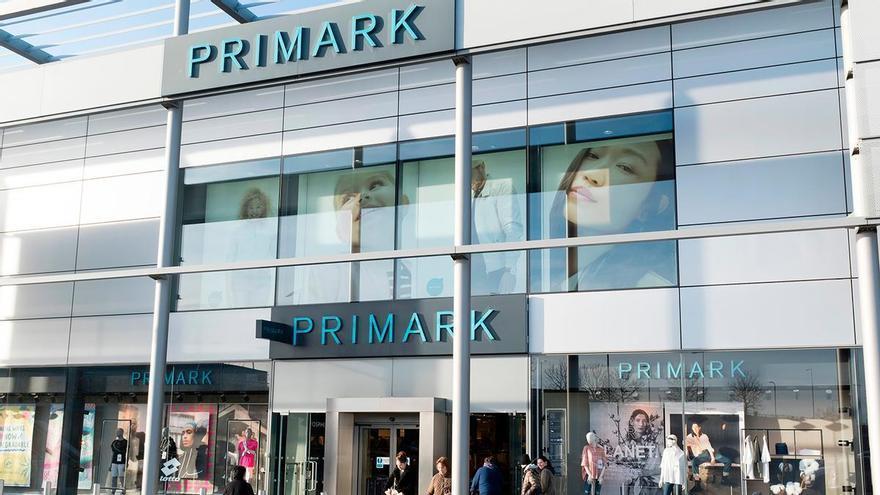 Mañana se esperan colas kilométricas en Primark para conseguir el vestido azul para boda o cóctel por menos de 15 euros: uno de los favoritos de las clientas y en tres colores diferentes