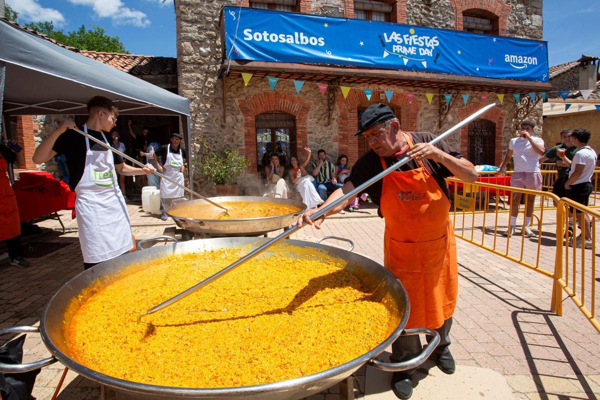 Paella gigante en ' Las Fiestas Prime Day 2023', celebrada en Sotosalbos (Segovia).