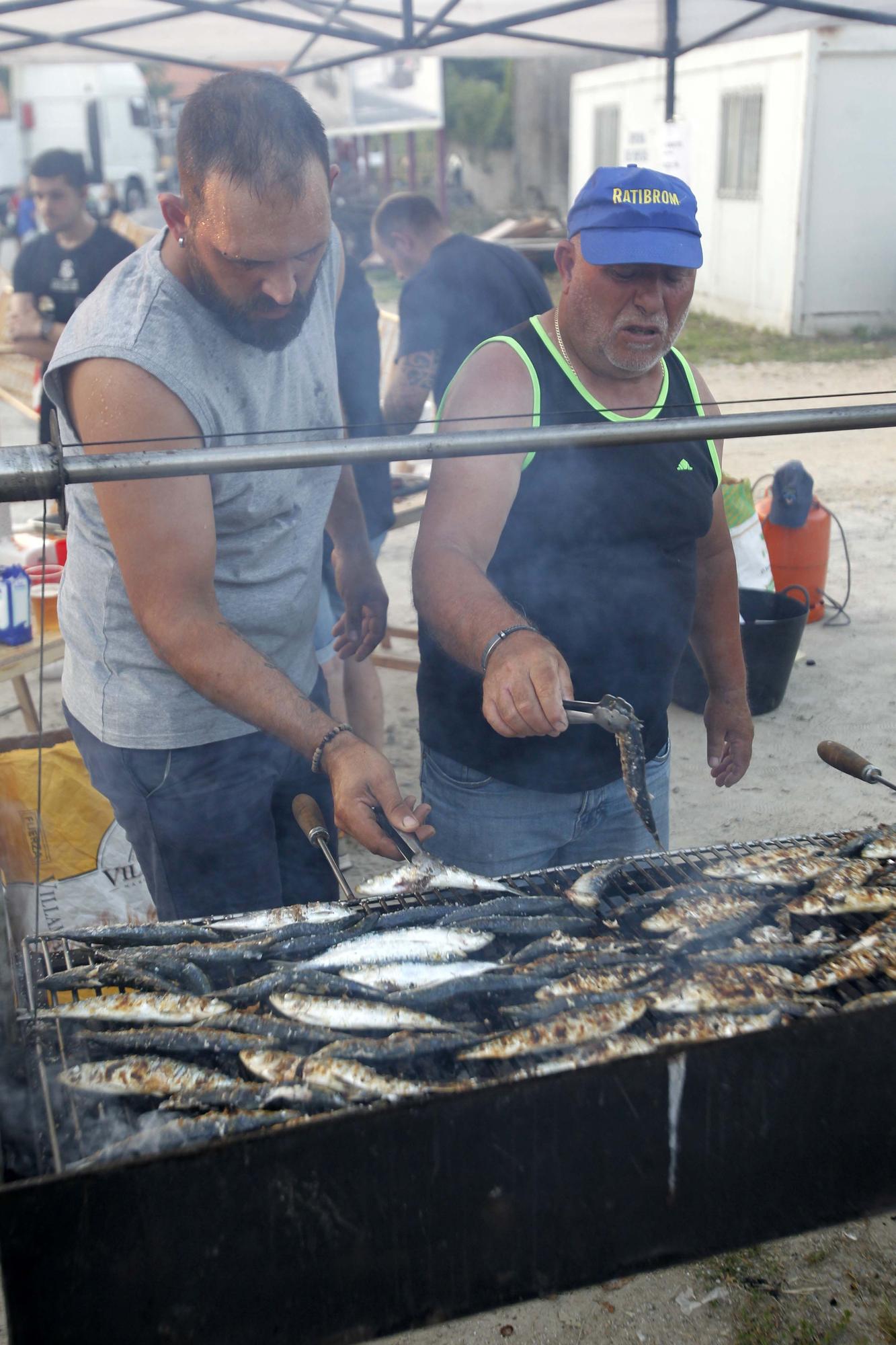 La magia de las hogueras de San Xoán alumbra las dos orillas de la ría de Arousa Antonio Touriño