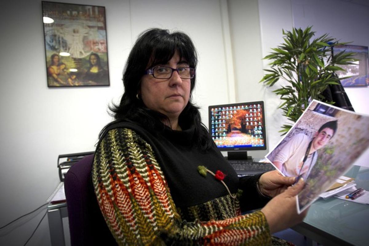 Isabel Altamirano, mare d’Ismael Benito, tancat a la presó de Quatre Camins per la presumpta participació en els disturbis de la vaga general del 29-M. Isabel Altamirano, mare d’Ismael Benito, tancat a la presó de Quatre Camins per la presumpta participació en els disturbis de la vaga general del 29-M.