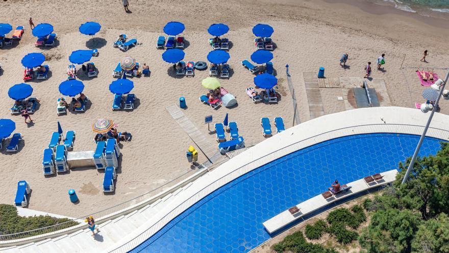 Benidorm bonifica las hamacas de la playa a los que consuman en negocios locales