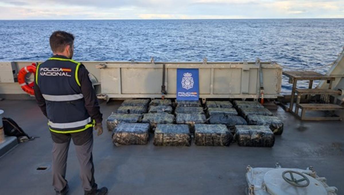 Un agente de policía, ante los fardos de cocaína intervenidos en febrero de 2025 en la Operación Paramaribo en aguas de Canarias. Esos fardos pesan en conjunto 600 kilos.