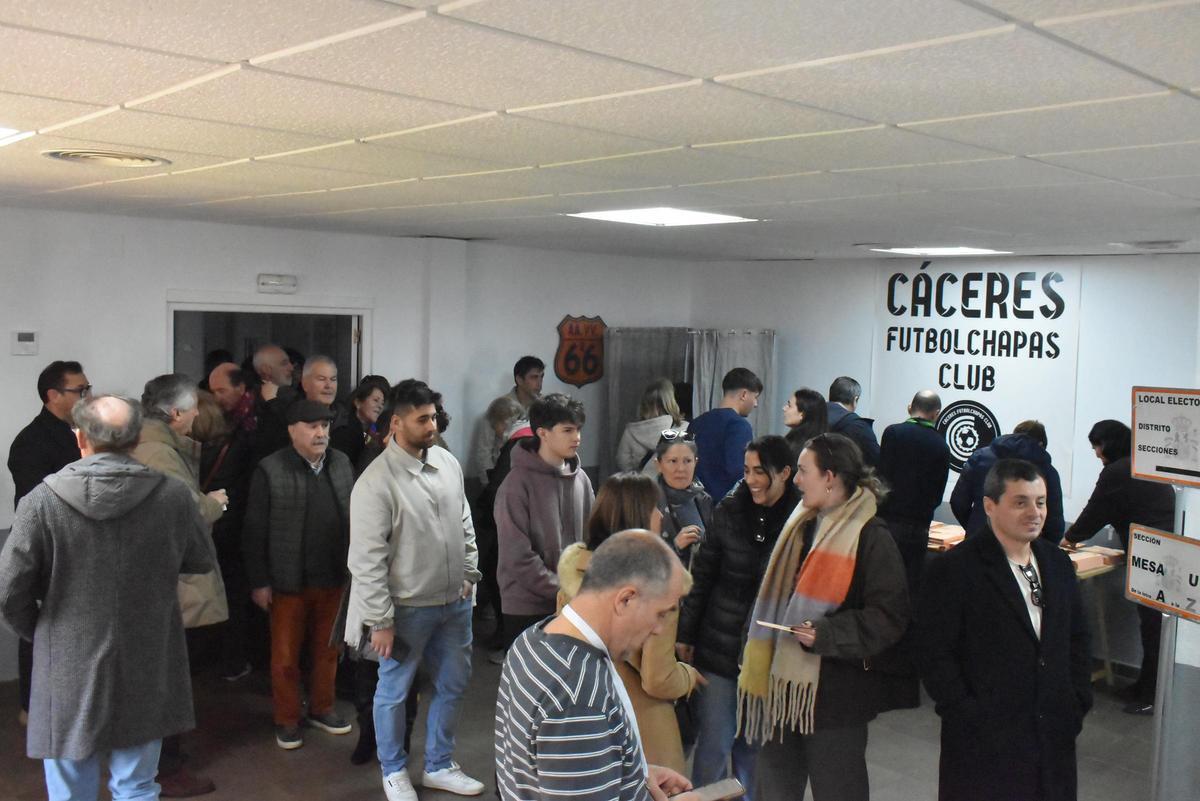 Largas colas para votar en el R-66.