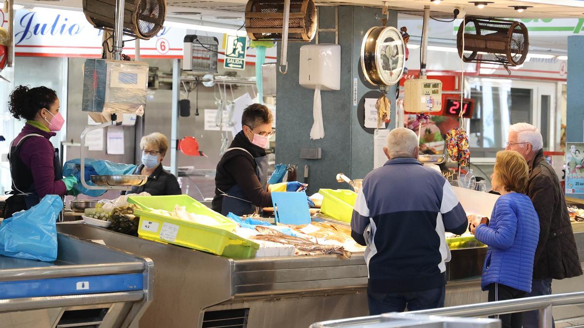 Cilentes y trabajadores en el Mercado de Teis, en Vigo, en el primer día sin mascarilla obligatoria en interiores, el pasado 20 de abril.