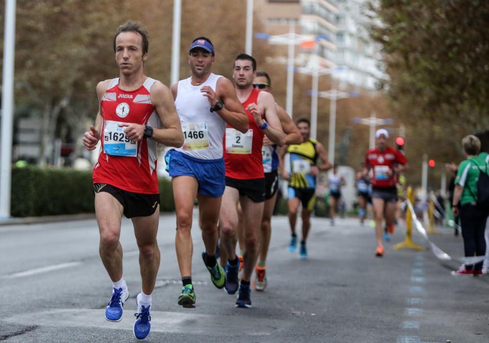 Los veteranos atletas triunfan en la prueba de Benidorm que reunió a más de 2.500 deportistas.