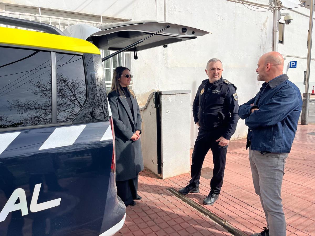 La alcaldesa, Tania Baños, ha encabezado la presentación del nuevo vehículo de la Policía Local.
