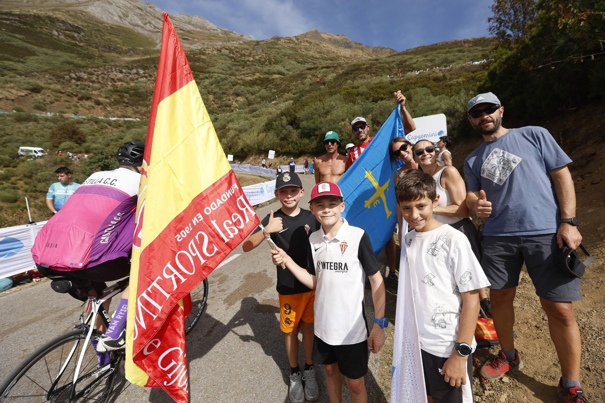 FOTOS: Ambientazo en Asturias para seguir una jornada de ciclismo con la Vuelta a España
