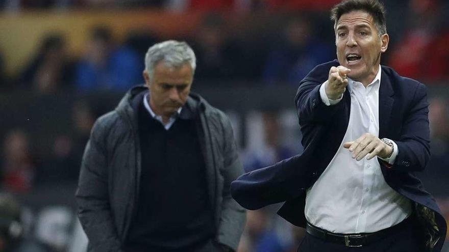 Berizzo da instrucciones a sus jugadores con José Mourinho en segundo plano durante el partido del jueves en Old Trafford. // Ricardo Grobas