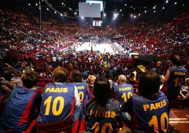 Los aficionados del Regal FC Barcelona son vistos antes del comienzo del partido final de la Euroliga de Baloncesto entre el Olympiacos de Pireo y el Regal FC Barcelona en París.