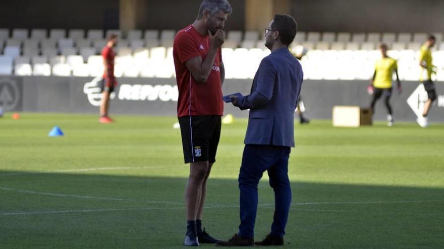 Paco Belmonte habla con Munúa en el estadio Cartagonova.