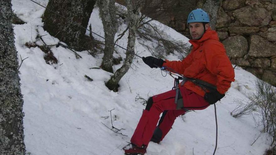 José Ángel Sánchez, policía municipal, durante un descenso en una zona montañosa.