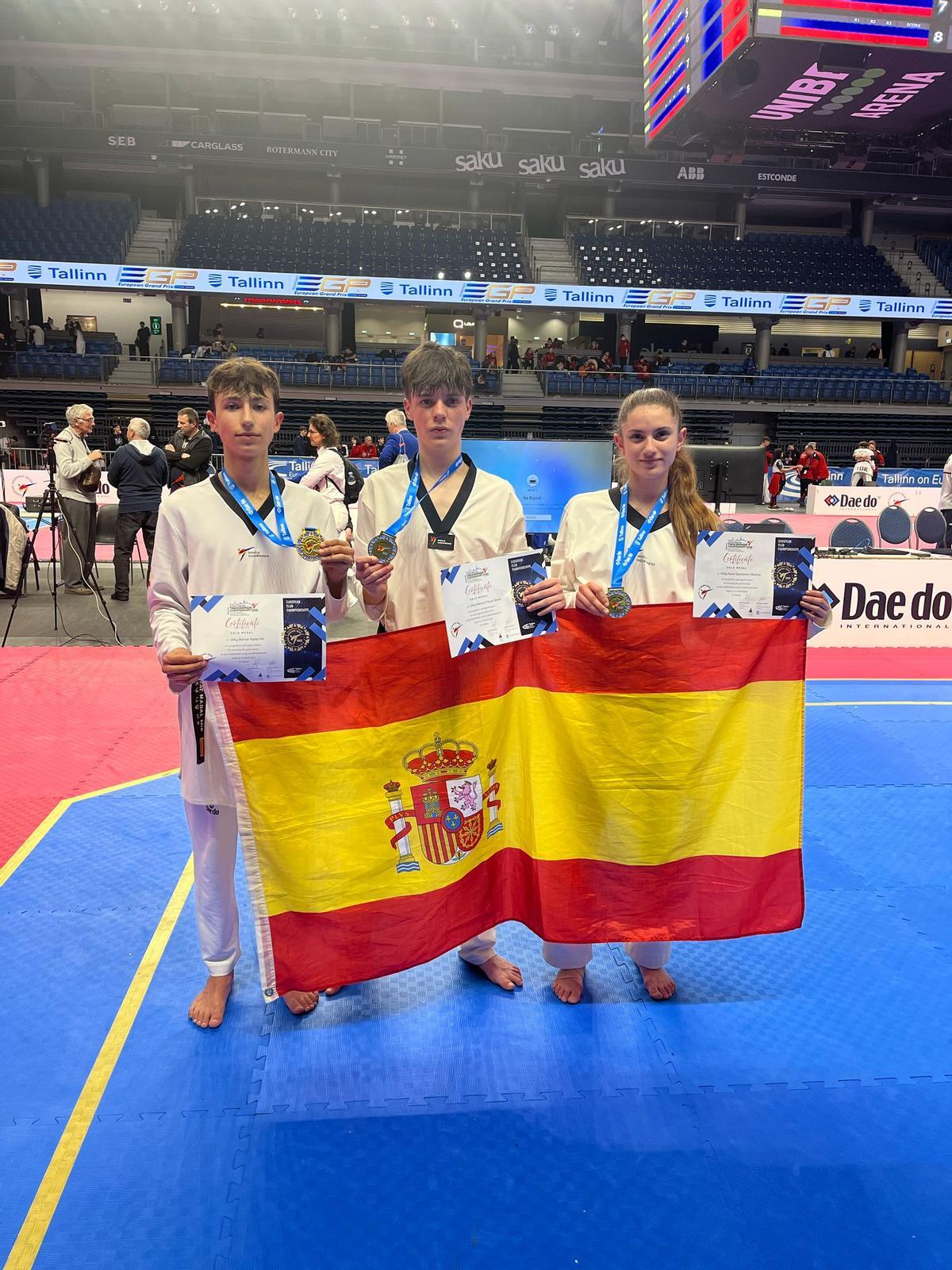 Bernat Nadal, Marcos Pazos y Nuria Quiñonero con sus medallas de oro.