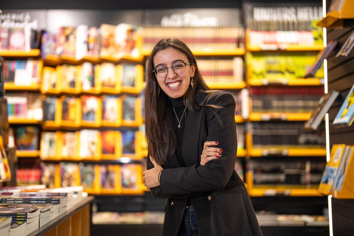La 'booktoker' Maryam Assakat en la librería Norma Comics de Barcelona