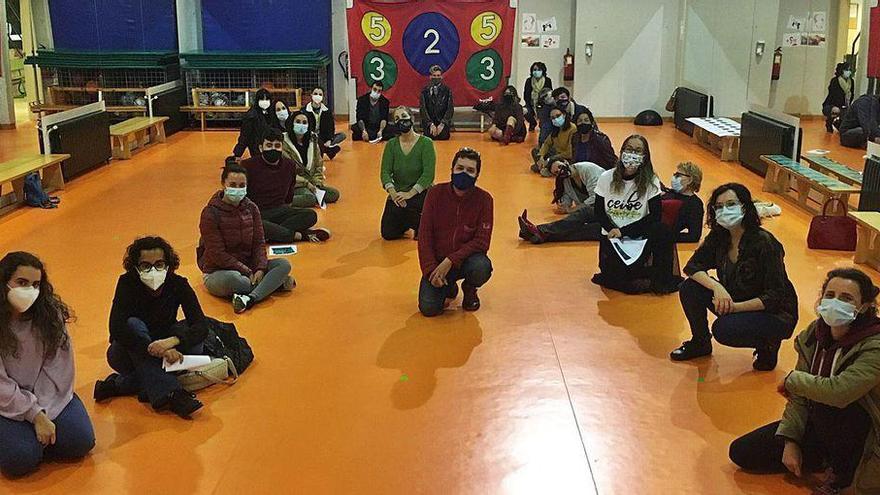 El coordinador del Aula de Teatro Universitario de Ourense, Fernando Dacosta, en el centro, con los alumnos de este curso.