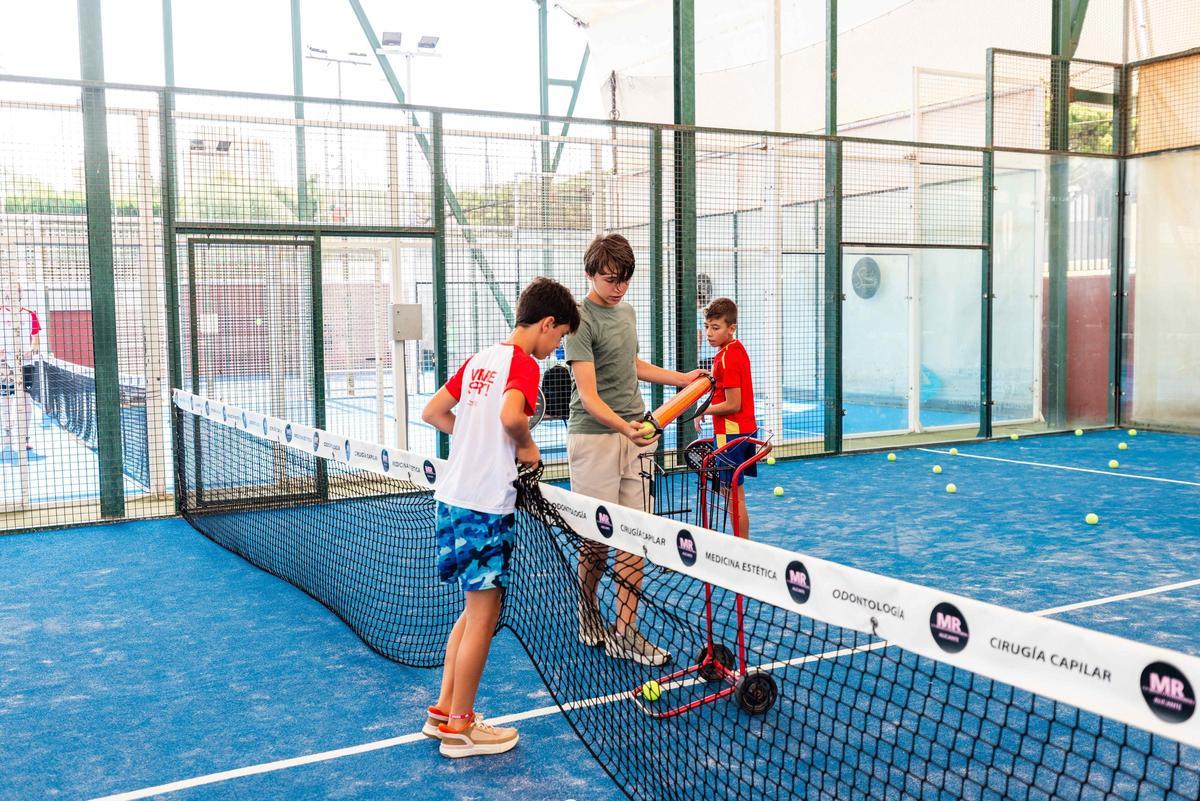 Stadio ofrece clases de pádel para adultos y menores de todos los niveles.