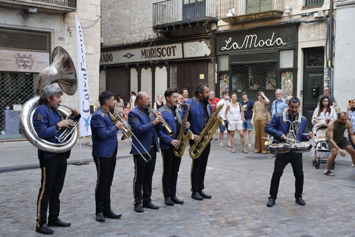 Les imatges de l'espectacle de carrer Fantasies Kikiristaneses dins el cicle Nit d'estiu del Caixaforum