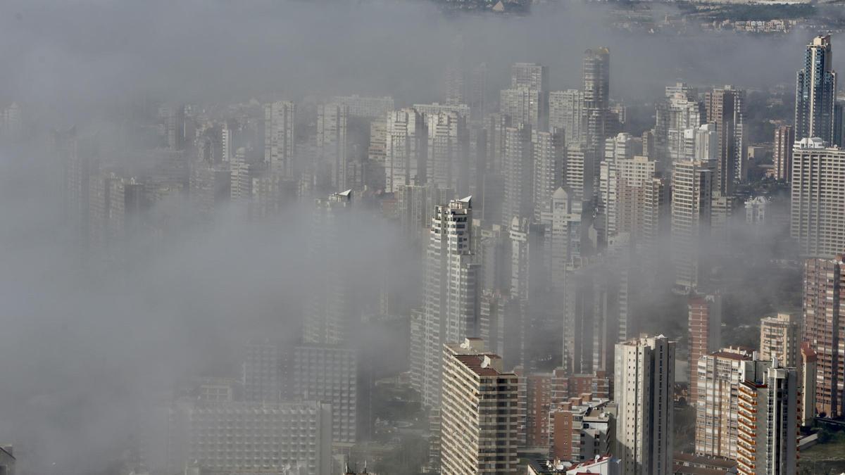 La niebla devora los rascacielos de Benidorm