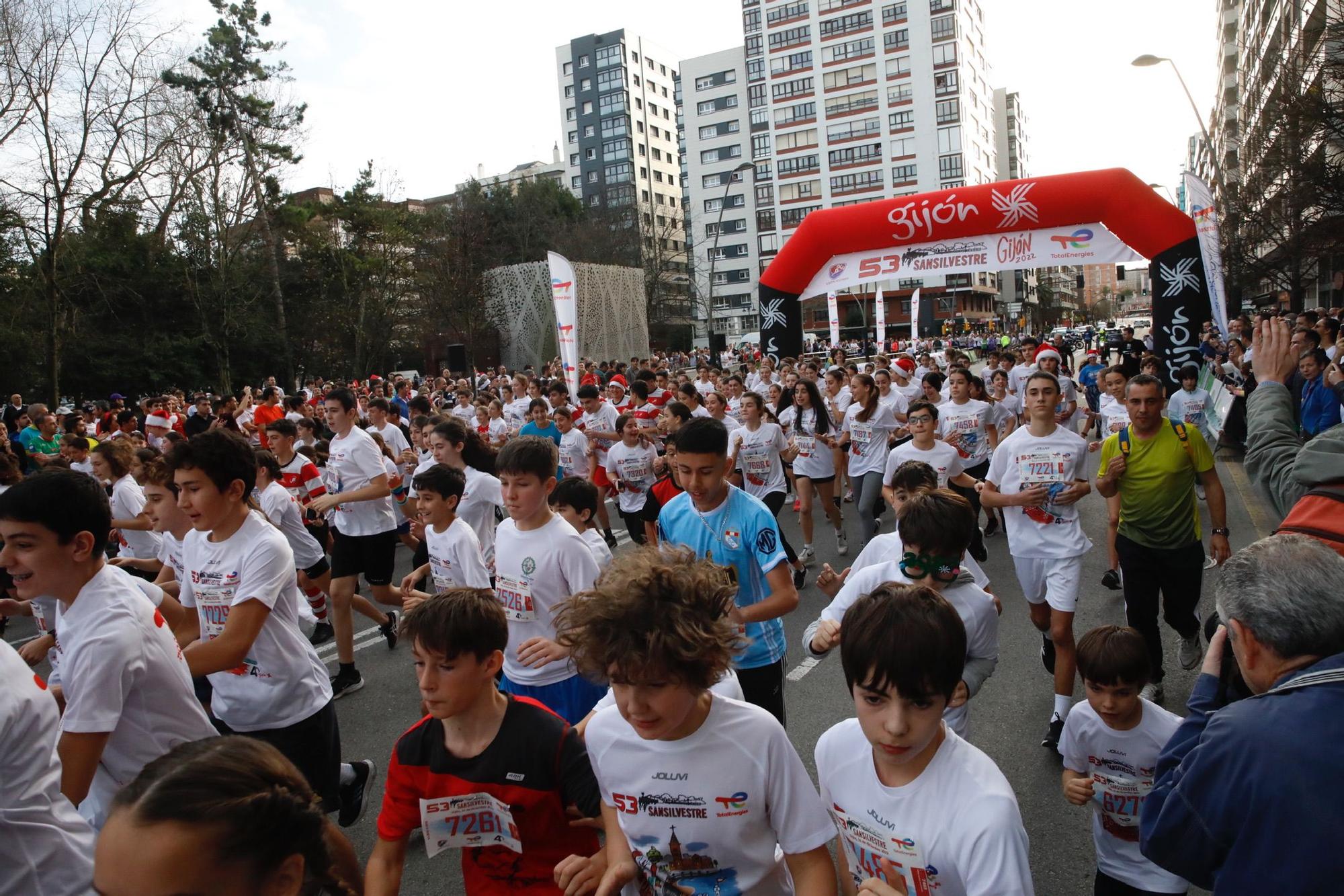 En imágenes: más de 7.000 corredores participaron en la San Silvestre de Gijón