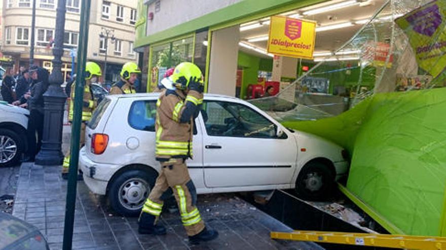 Empotra su coche en un escaparate