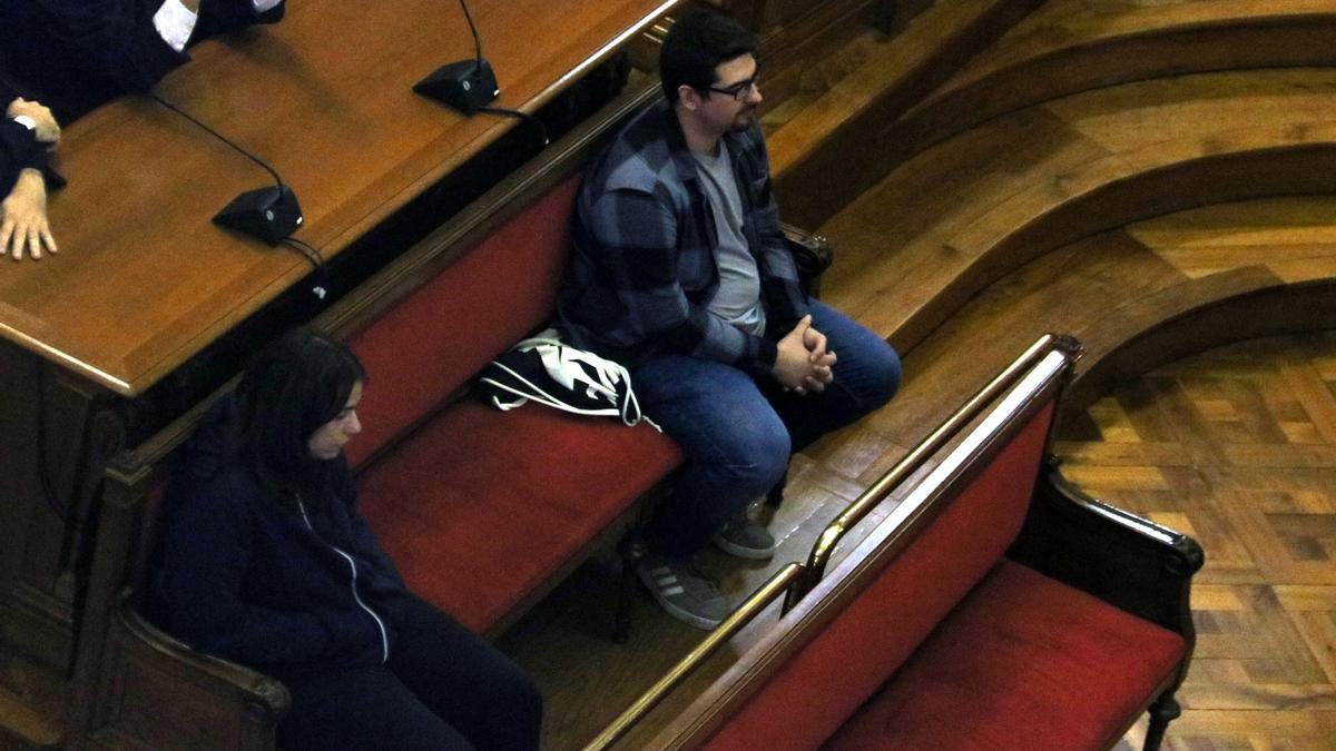 Els dos acusats del parricidi de Vilanova i la Geltrú del 2019 durant la lectura del veredicte del jurat popular a l&#039;Audiència de Barcelona