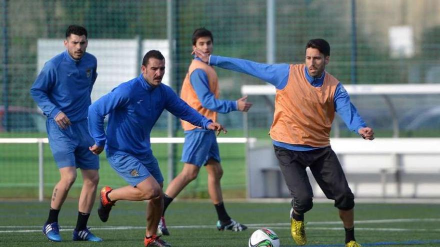 Verdú conduce un balón en un entrenamiento con Pedro García, Álex y Queijeiro detrás. // G. Santos