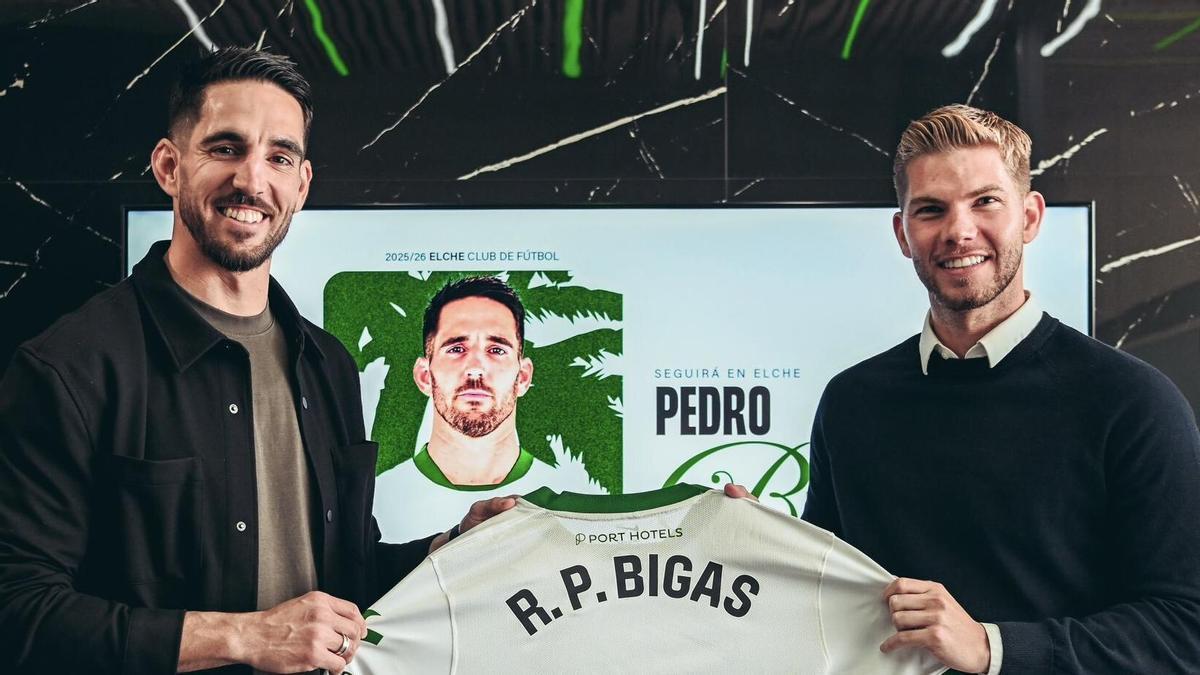 Pedro Bigas posa junto a Pedro Schinocca, director general del club, tras extender su contrato.