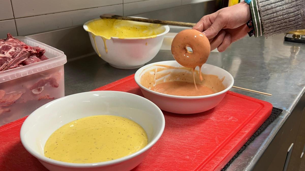 EN IMÁGENES: El restaurante Feudo Real de Grado presenta su trampantojo de donut para el certamen de Afuega'l Pitu