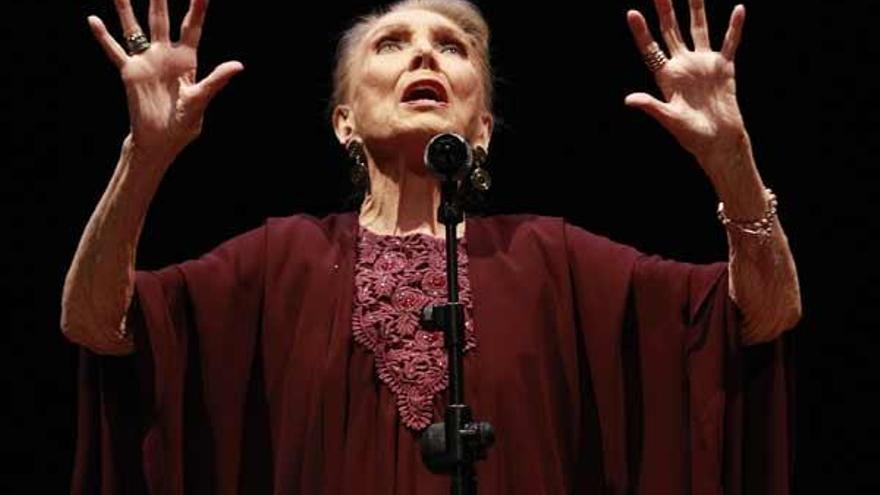 María Dolores Pradera ofrece en Vigo un recital intimista que recorre su repertorio ante un público entregado