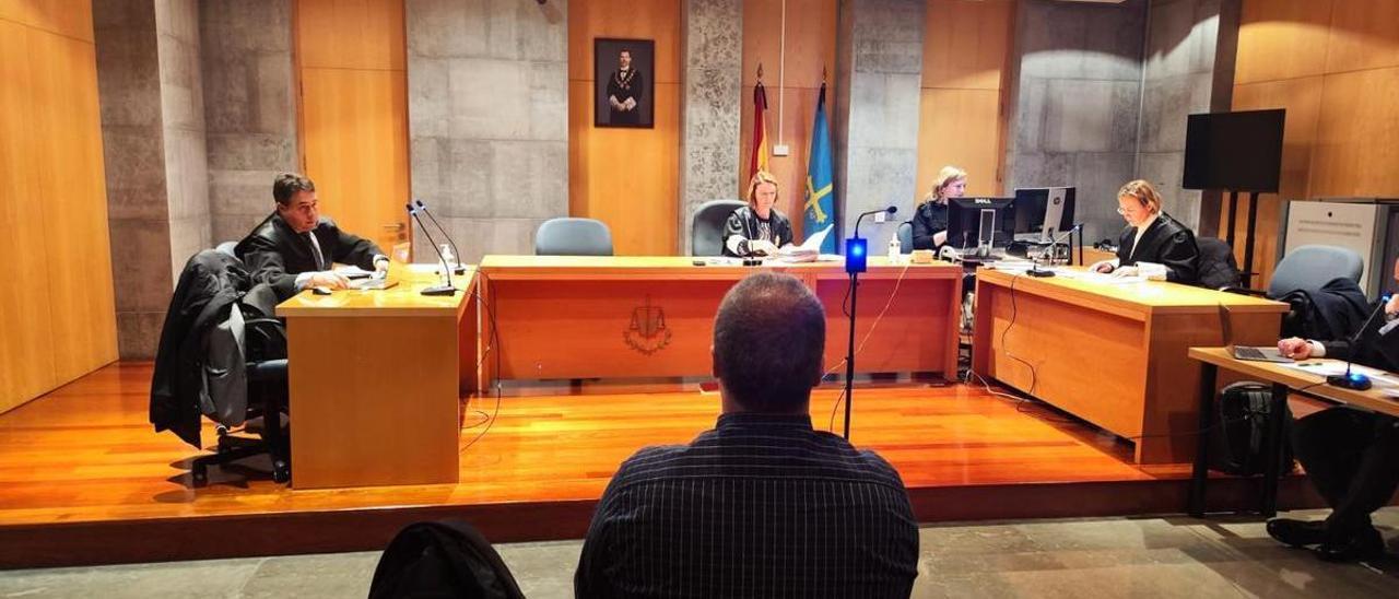 El juicio que se celebra en Oviedo, con el acusado de espaldas.