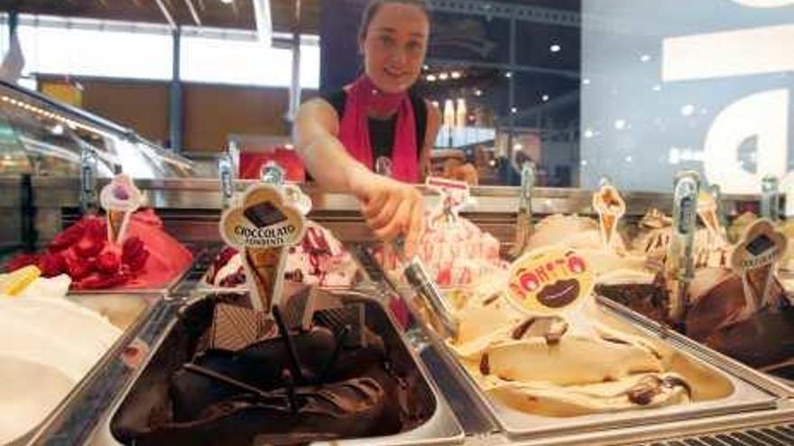 Una empleada prepara un helado, en imagen de archivo.