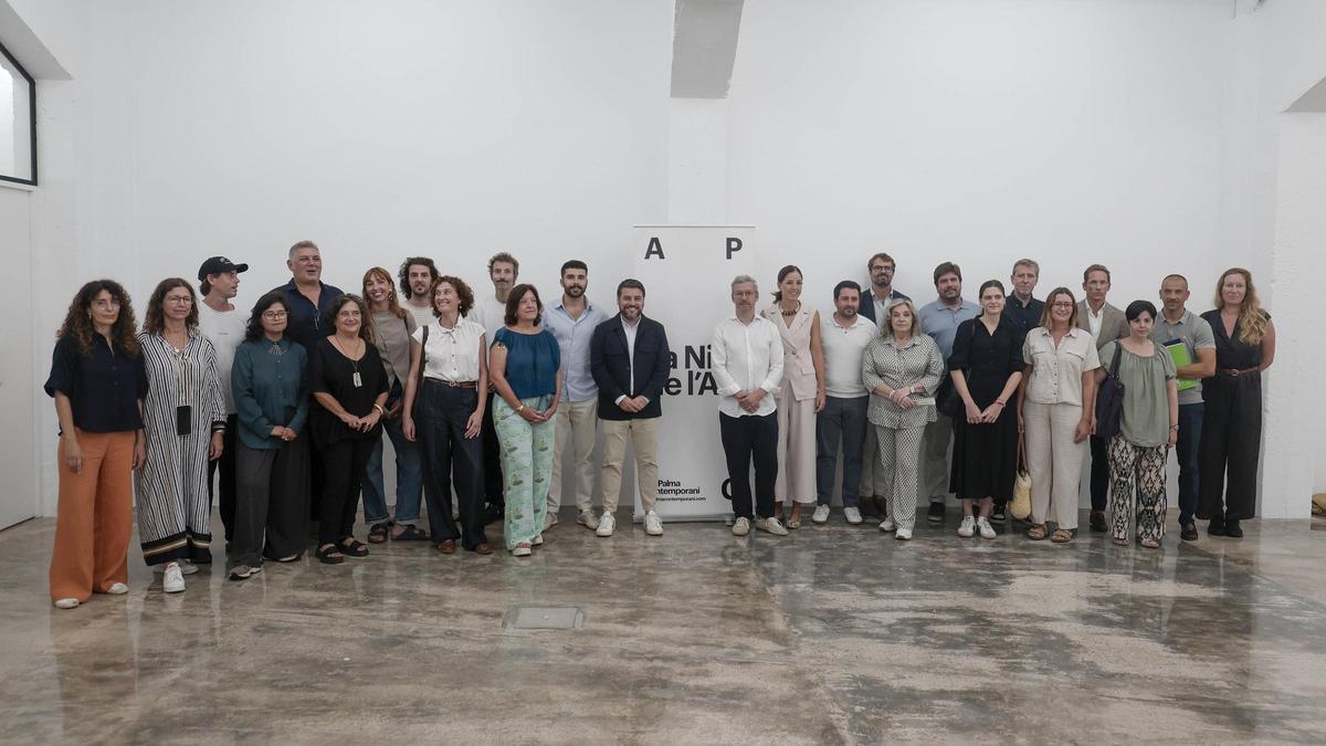 Los galeristas de Art Palma Contemporani, los responsables políticos de Cultura de Cort, el Consell y el Govern, y los directores de la Miró, Es Baluard y el Solleric, este martes en la presentación.