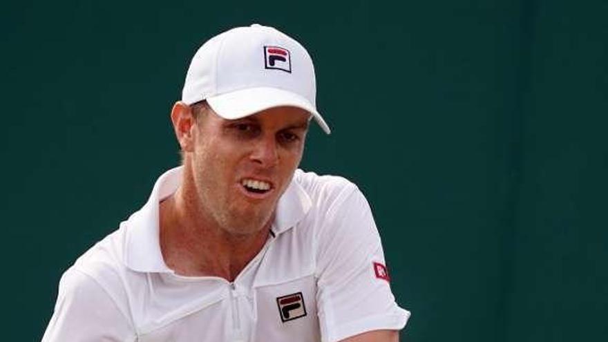 Querrey golpea la bola en un partido en Wimbledon. // Efe