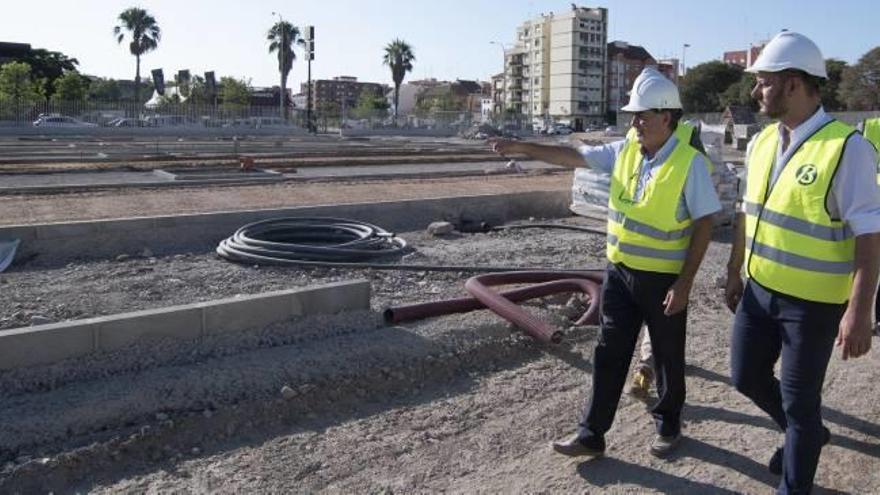 El concejal Carlos Galiana visitó ayer las obras del jardín, que está entre del Tanatorio de Serrería y el polideportivo de Beteró.