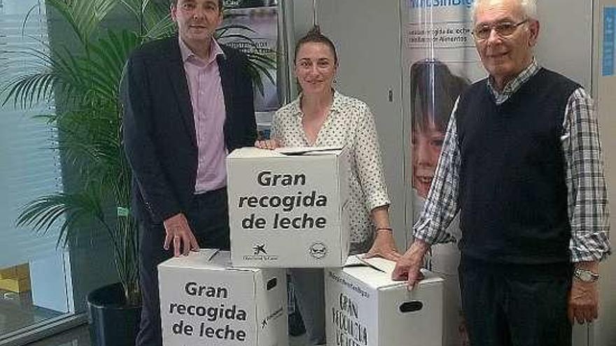 Entrega de las cajas de leche. // FdV