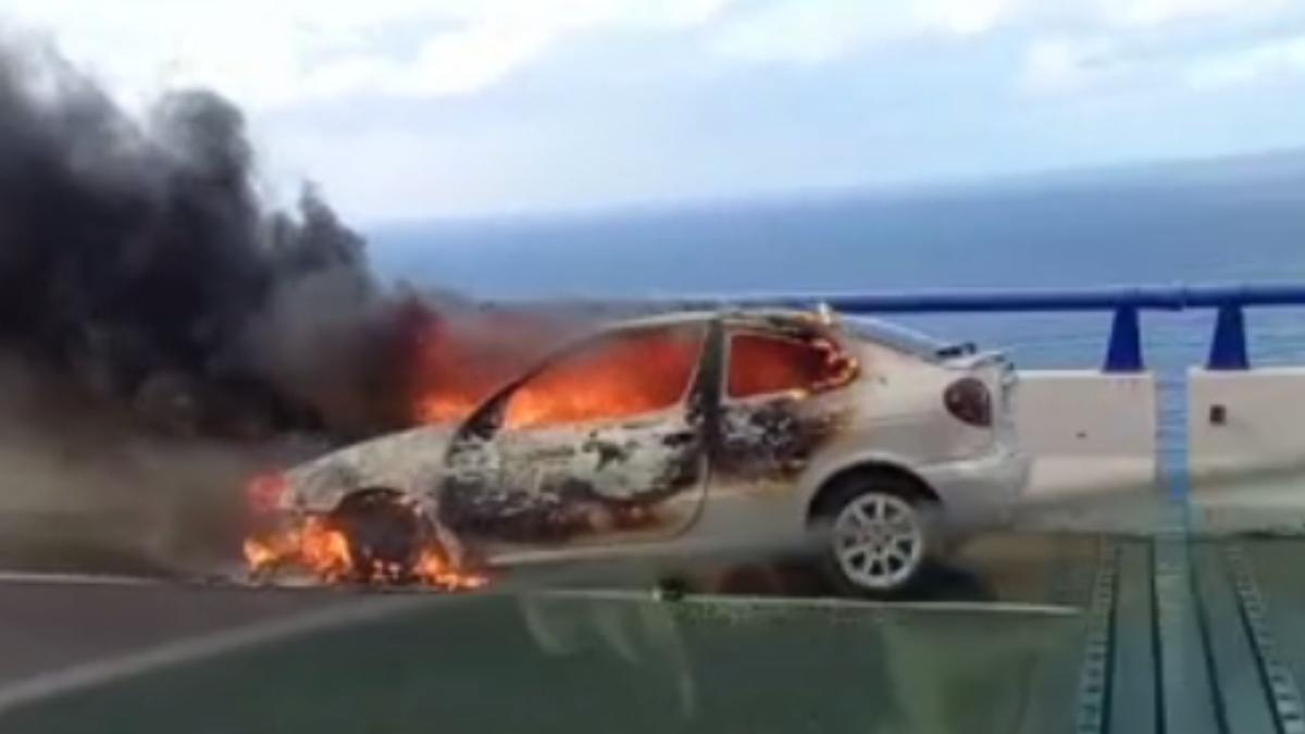 Arde un coche en el puente de Silva (15/02/23)