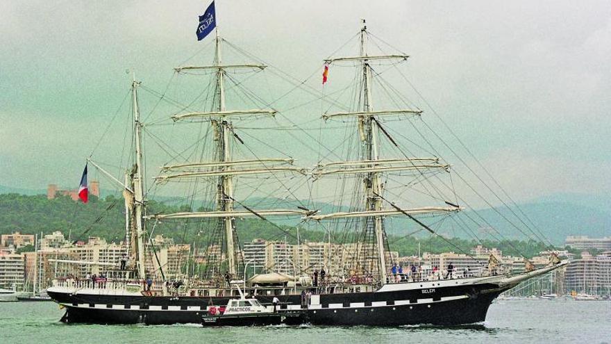 El ‘Belem’, partiendo  del puerto de Palma en  septiembre del año 2001.