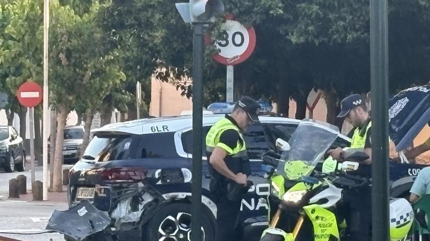Un coche de la Policía Nacional se estrella en la Avenida Primero de Mayo de Murcia cuando se dirigía a un servicio