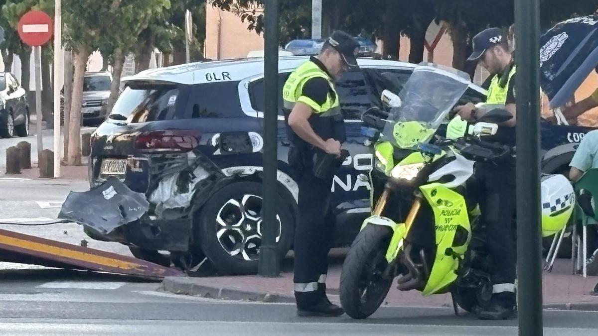 Agentes de la Policía Local, junto al 'zeta' estrellado de la Nacional en Pimero de Mayo.