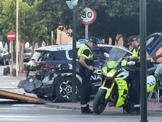 Un coche de la Policía Nacional choca con una furgoneta en la Avenida Primero de Mayo de Murcia cuando se dirigía a un servicio