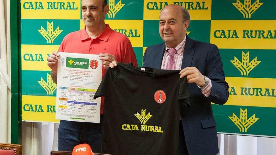 Félix Domínguez y Feliciano Ferrero posan para las cámaras en la presentación del torneo.