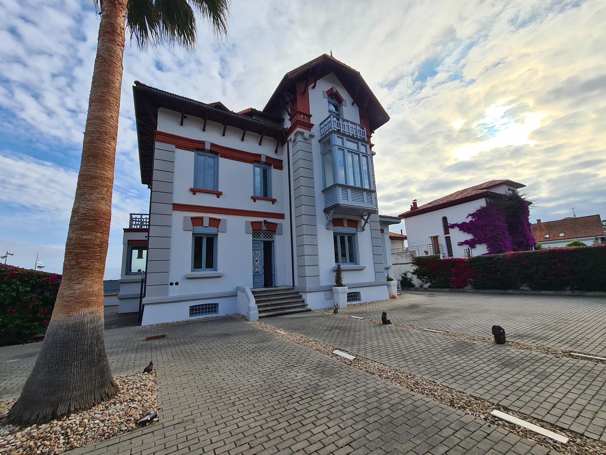 La casa de indianos que se vende a los pies de la playa en Ribadesella