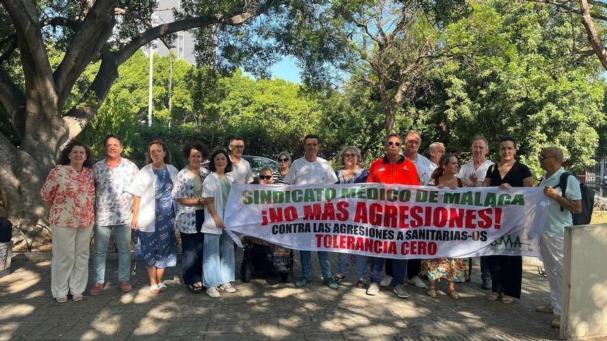 Puñetazos en la puerta, insultos y gritos: una usuaria tira al suelo de un empujón a una médica en el centro de salud de Capuchinos