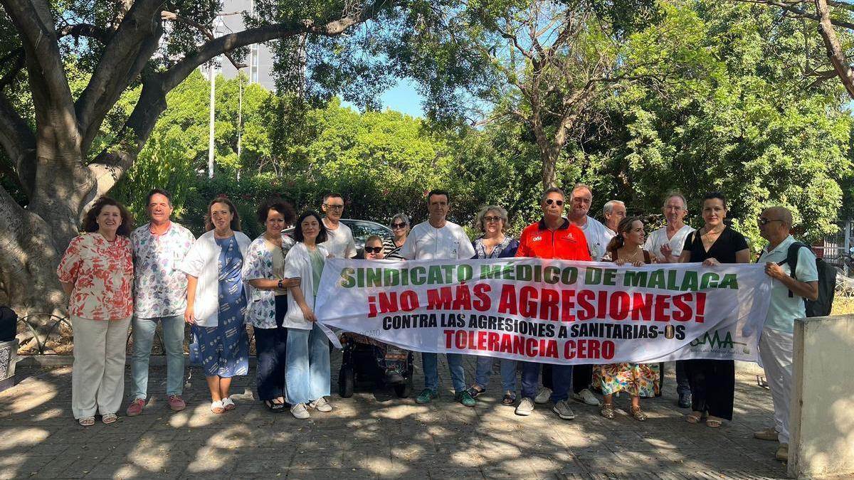 Concentración frente al centro de salud de Capuchinos para denunciar la agresión a una facultativa.