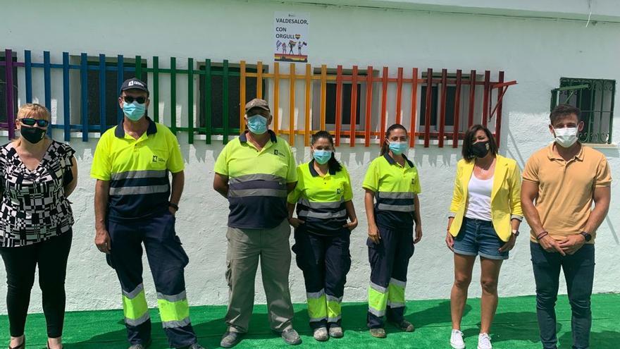 El concejal David Holguín (derecha), en Valdesalor, una pedanía que se ha sumado a la campaña.