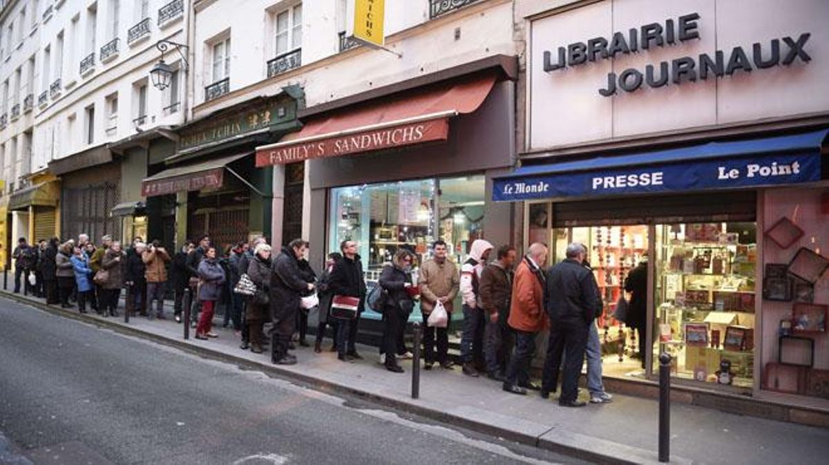 Llargues cues als quioscos de París per comprar ’Charlie Hebdo’