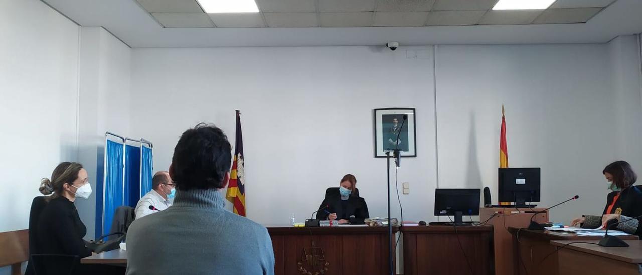 El acusado, durante el juicio celebrado en un juzgado de lo penal de Palma.