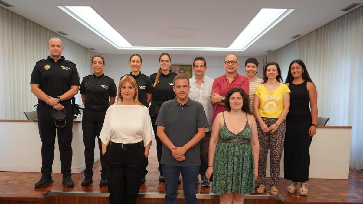 El alcalde Xàtiva con el nuevo personal incorporado al ayuntamiento.